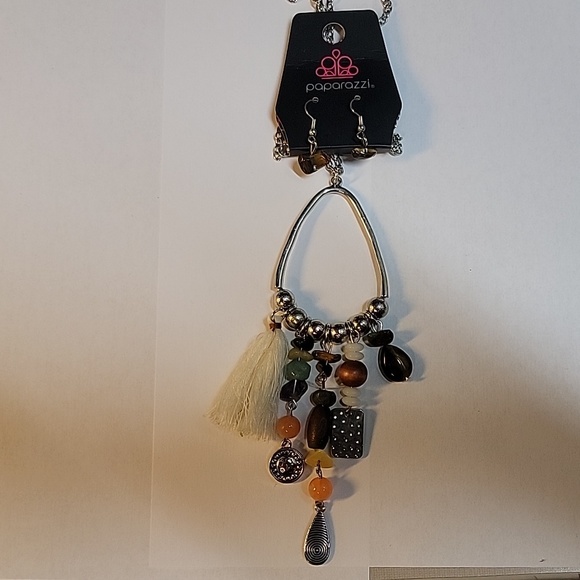 Paparazzi stone necklace and earrings set - Picture 2 of 4